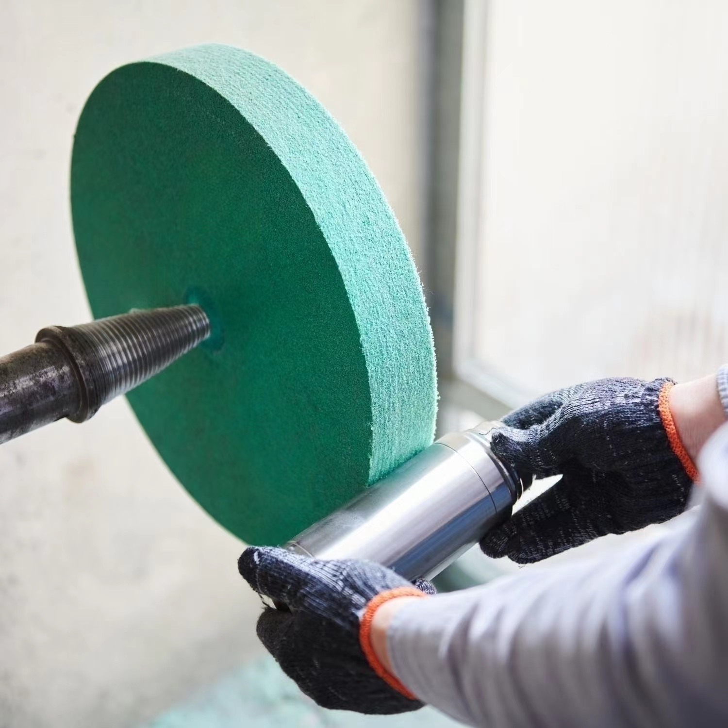 Polieren von Edelstahlbechern